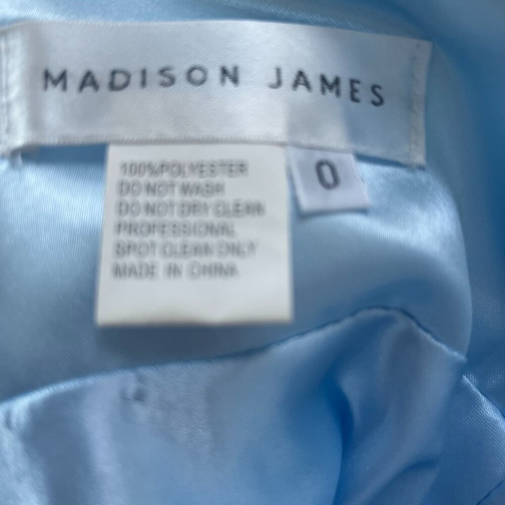 Madison James Cinderella Dress, baby blue, size 0
Bust 30
Waist 24
Length 60 - Picture 10 of 11